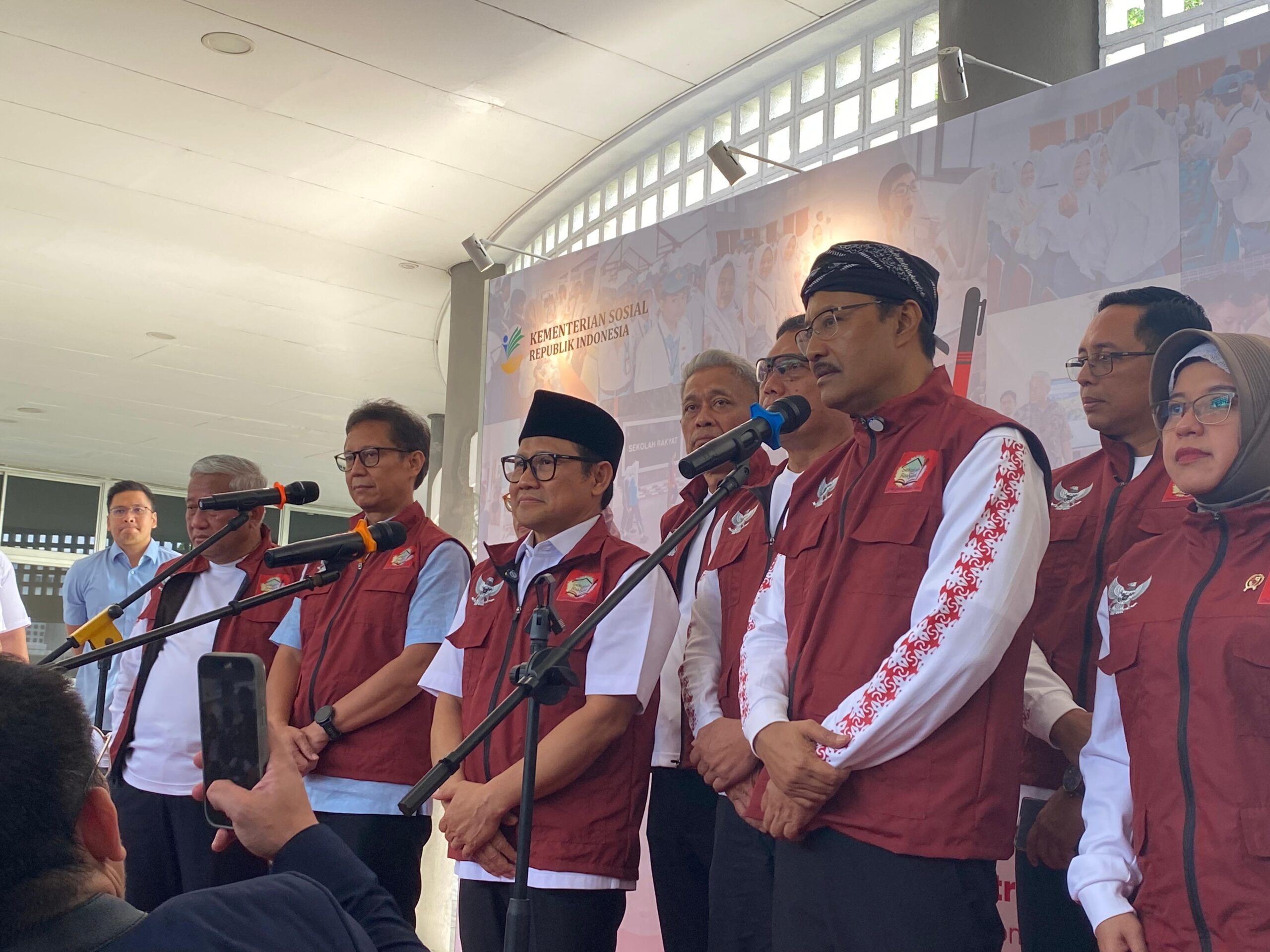 Mensos bersama Muhaimin Iskandar saat membuka Sekolah Rakyat di Sentra Terpadu Inten Soeweno, Kabupaten Bogor, Foto/Echa Nur Maulida Mensos bersama Muhaimin Iskandar saat membuka Sekolah Rakyat di Sentra Terpadu Inten Soeweno, Kabupaten Bogor, Foto/Echa Nur Maulida