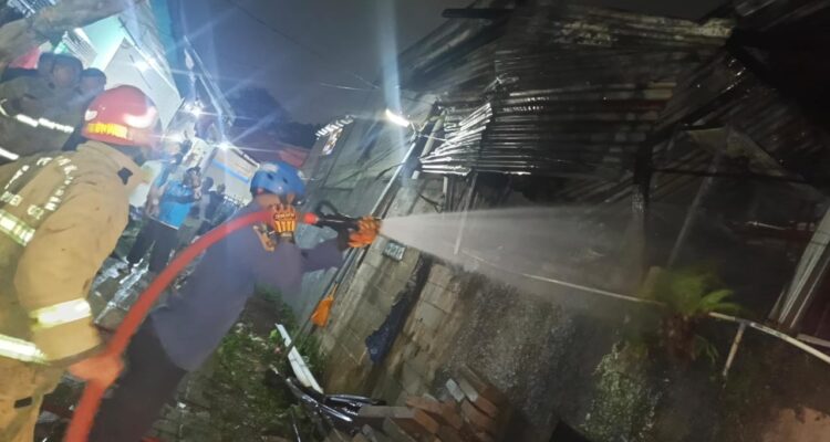 Evakuasi damkar kota Bogor saat mengevakuasi kebakaran yang terjadi di wilayah Sindangsari Bogor Timur, Kota Bogor, Foto/Damkar Kota Bogor