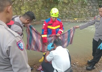 Evakuasi penemuan bayi oleh damkar Kota Bogor bersama polisi, Foto/Istimewa