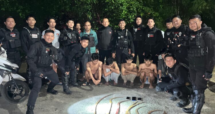 Polsek Bogor Tengah saat mengamankan sejumlah pemuda gengster dan senjata tajam yang akan digunakan untuk tawuran, Foto/ Polresta Bogor Kota