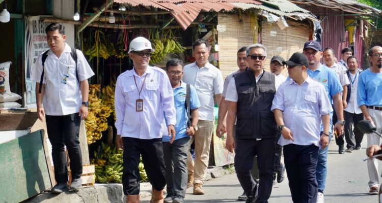 Sekda Kota Bogor saat meninjau lokasi pelebaran jalan di seputaran pasar Jambu Dua, foto/Diskominfo Kota Bogor