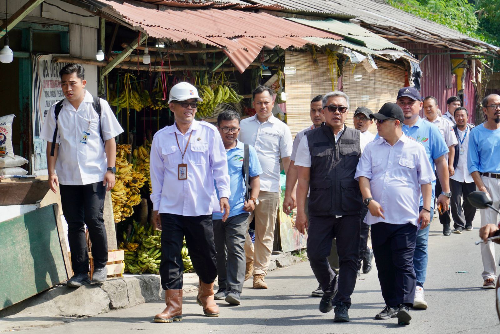 Sekda Kota Bogor saat meninjau lokasi pelebaran jalan di seputaran pasar Jambu Dua, foto/Diskominfo Kota Bogor Sekda Kota Bogor saat meninjau lokasi pelebaran jalan di seputaran pasar Jambu Dua, foto/Diskominfo Kota Bogor