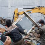 Anggota Satpol PP Kabupaten Bogor saat melakukan pembongkaran warung dan PKL di Cibinong Bogor, Foto/Satpol PP Kabupaten Bogor