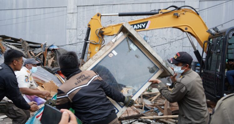 Anggota Satpol PP Kabupaten Bogor saat melakukan pembongkaran warung dan PKL di Cibinong Bogor, Foto/Satpol PP Kabupaten Bogor