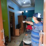 Polsek Ciomas melakukan olah tkp mayat yang telah membusuk di rumahnya, Foto/Polsek Ciomas