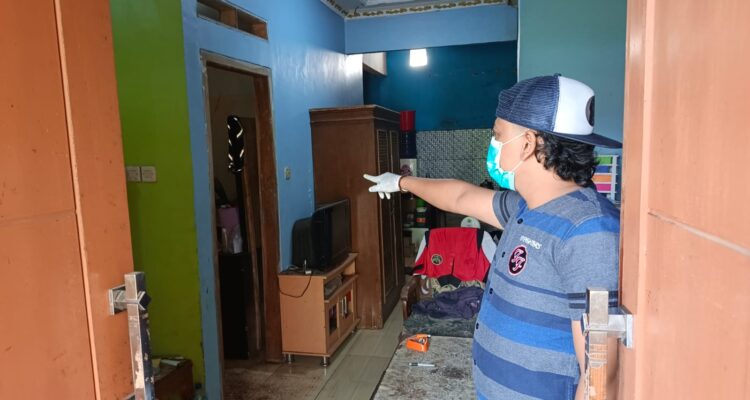 Polsek Ciomas melakukan olah tkp mayat yang telah membusuk di rumahnya, Foto/Polsek Ciomas