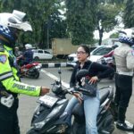 Anggota Satlantas Polres Bogor saat menindak pengendara yang melakukan pelanggaran lalu lintas di Operasi Patuh Lodaya 2025, Foto/Satlantas Polres Bogor