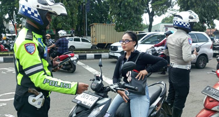 Anggota Satlantas Polres Bogor saat menindak pengendara yang melakukan pelanggaran lalu lintas di Operasi Patuh Lodaya 2025, Foto/Satlantas Polres Bogor