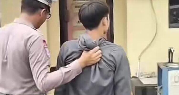 Seorang pengendara motor yang melawan arus nyaris menabrak petugas kepolisian saat hendak diberhentikan dalam operasi patuh lodaya 2025, foto/Istimewa