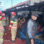 Damkar Kota Bogor saat mengevakuasi 3 kios di panaragan Bogor, Foto/Damkar Kota Bogor