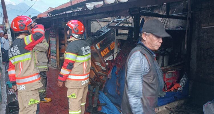 Damkar Kota Bogor saat mengevakuasi 3 kios di panaragan Bogor, Foto/Damkar Kota Bogor