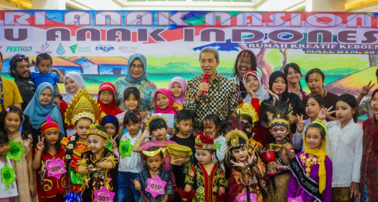 Foto bersama Dedie A Rachim bersama anak-anak di hari anak nasional 2025/Foto, Diskominfo Kota Bogor
