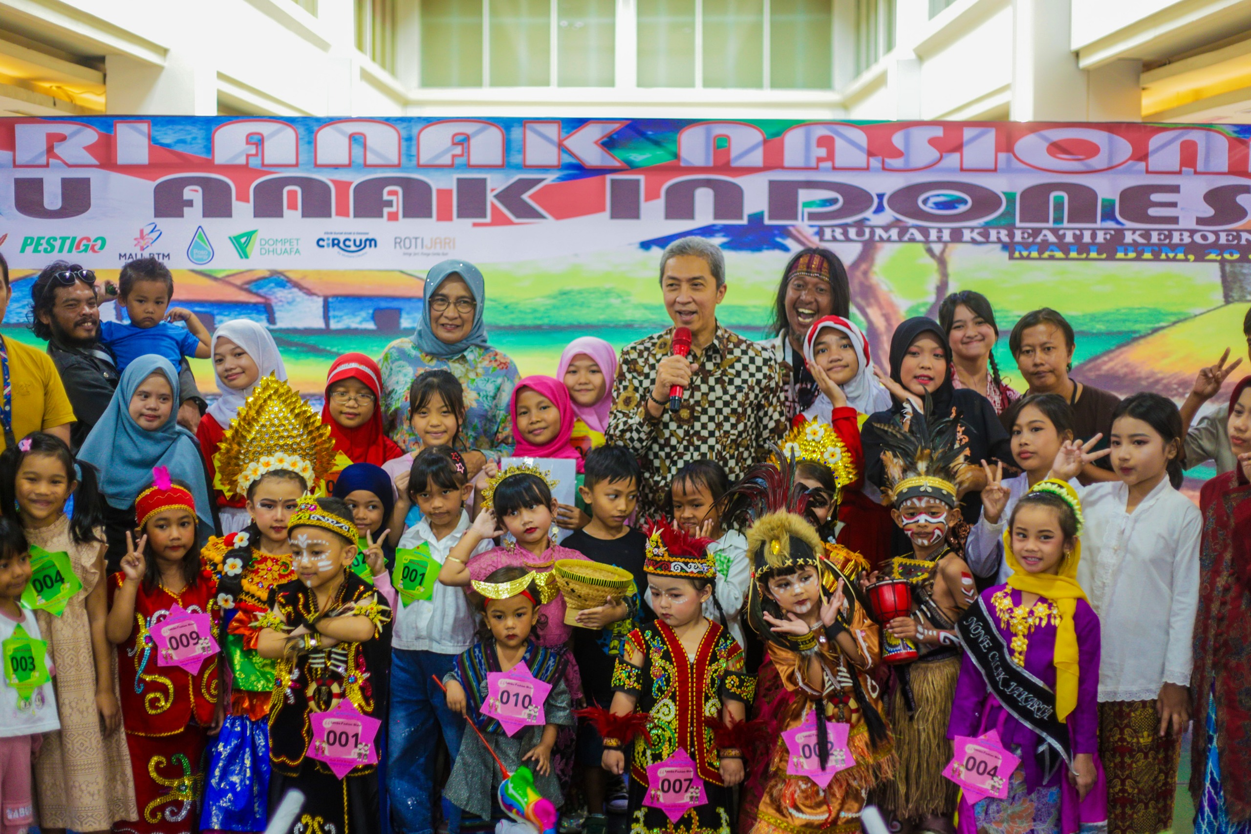 Foto bersama Dedie A Rachim bersama anak-anak di hari anak nasional 2025/Foto, Diskominfo Kota Bogor