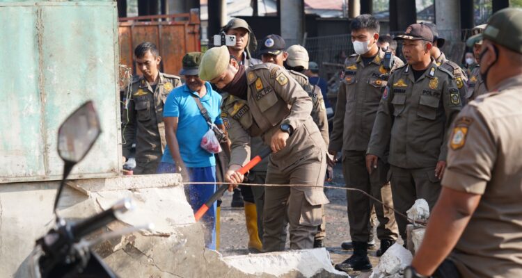 Satpol PP Kabupaten Bogor saat menertibkan PKL di Flayover Cileungsi, Foto/Satpol PP Kabupaten Bogor