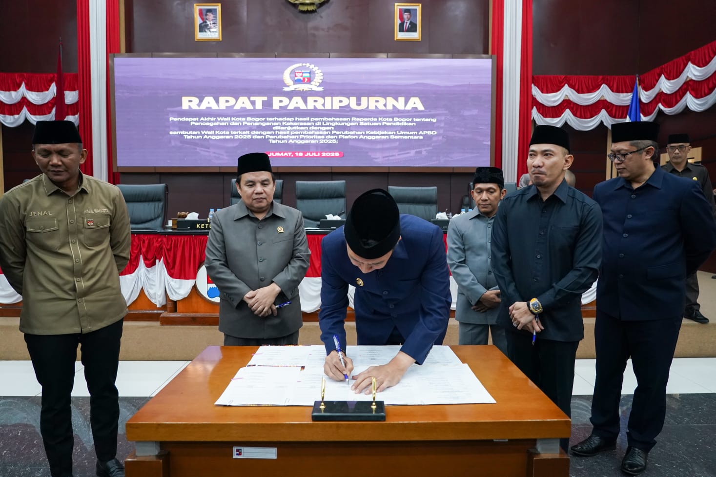 Wali Kota Bogor, Dedie A Rachim saat menandatangin di Rapat Paripurna belum lama ini, Foto/Setwan DPRD Kota Bogor