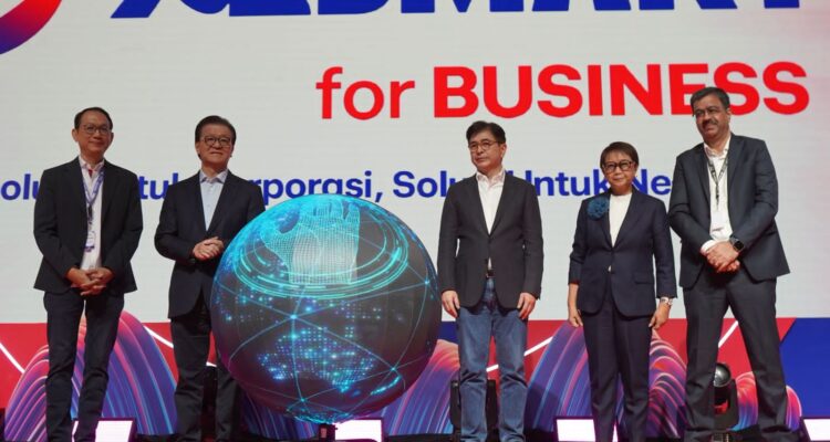 Ki-ka : Direktur & Chief Enterprise Strategic Relationship Officer XLSMART, Andrijanto Muljono, Chairman Sinar Mas Telecommunication & Technology, Franky Oesman Widjaja,Presiden Komisaris XLSMART, Arsyad Rasyid, Komisaris XLSMART, Retno Marsudi dan Presiden Direktur & CEO XLSMART, Rajeev Sethi dalam acara opening ceremony BRAVO 500 SUMMIT di Ritz Carlton Hotel Pacific Place, Jakarta. Rabu (24/7). BRAVO 500 SUMMIT forum nasional yang mempertemukan korporasi dan regulator untuk membahas pemanfaatan Artificial Intelligence (AI) dan Cyber Security dalam penguatan industri. XLSMART juga meluncurkan Enterprise Smart Technology & Automation (ESTA), platform digital untuk mendukung operasional perusahaan secara efisien dan aman.
