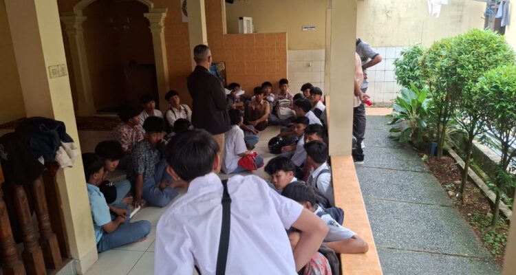 Polisi amankan sejumlah pelajar yang sedang nongkrong sembari meminum minuman miras, Foto/Polresta Bogor Kota