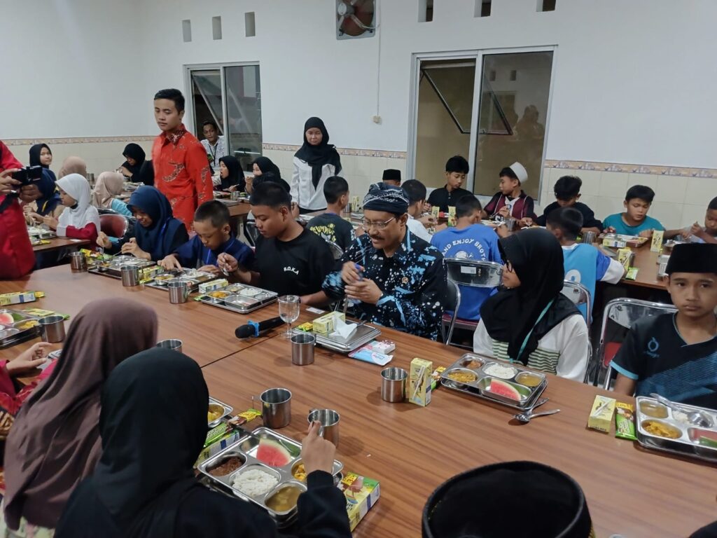 Menteri Sosial Saifullah Yusuf saat bersama anak anak yang ada di Sekolah Rakyat di Bogor, Foto/Istimewa