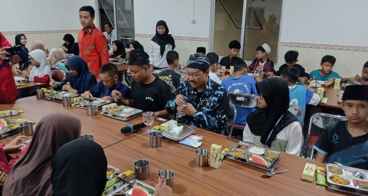 Menteri Sosial Saifullah Yusuf saat bersama anak anak yang ada di Sekolah Rakyat di Bogor, Foto/Istimewa