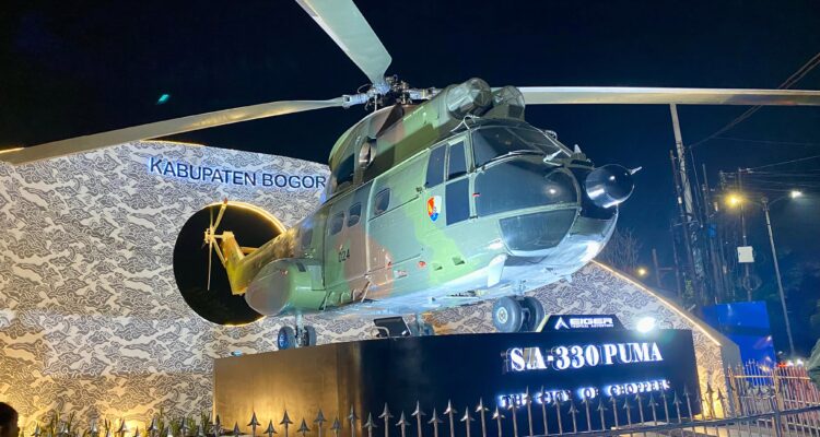 Monumen Helikopter PUMA Pertama di Dunia Resmi Berdiri di Simpang Sentul, Foto/Echa Nur Maulida