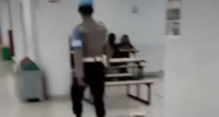 Seorang polisi terlihat mendatangi sebuah kampus di Bante karena menyalakan lagu Sukatani, Foto/Instagram