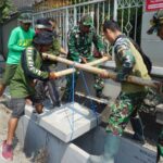 Satgas TNI Manunggal Membangun Desa (TMMD) Reguler ke-125 Kodim 0735/Surakarta yang berasal dari berbagai satuan di bawah Kodam IV/Diponegoro saat melakukan pebersihan saluran air, foto/Istimewa