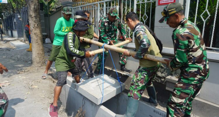 Satgas TNI Manunggal Membangun Desa (TMMD) Reguler ke-125 Kodim 0735/Surakarta yang berasal dari berbagai satuan di bawah Kodam IV/Diponegoro saat melakukan pebersihan saluran air, foto/Istimewa
