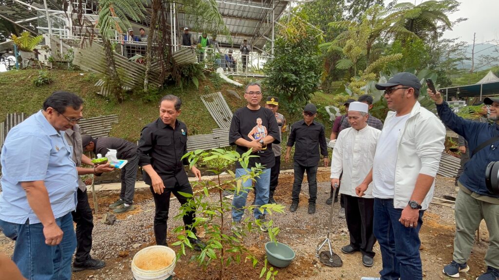 Menteri Lingkungan Hidup dan Kehutanan (LHK) Hanif Faisol Nurofiq saat melakukan penanaman pohon dan menyaksikan pembongkaran di Puncak, Foto/Istimewa