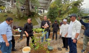 Menteri Lingkungan Hidup dan Kehutanan (LHK) Hanif Faisol Nurofiq saat melakukan penanaman pohon dan menyaksikan pembongkaran di Puncak, Foto/Istimewa Menteri Lingkungan Hidup dan Kehutanan (LHK) Hanif Faisol Nurofiq saat melakukan penanaman pohon dan menyaksikan pembongkaran di Puncak, Foto/Istimewa