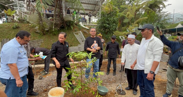 Menteri Lingkungan Hidup dan Kehutanan (LHK) Hanif Faisol Nurofiq saat melakukan penanaman pohon dan menyaksikan pembongkaran di Puncak, Foto/Istimewa