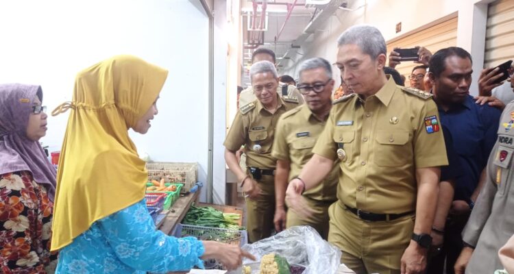 Wali Kota Bogor, Dedie A Rachim saat meninjau dan melakukan pengecekan beras oplosan di Pasar Sukasari, Foto/Adi Wirman