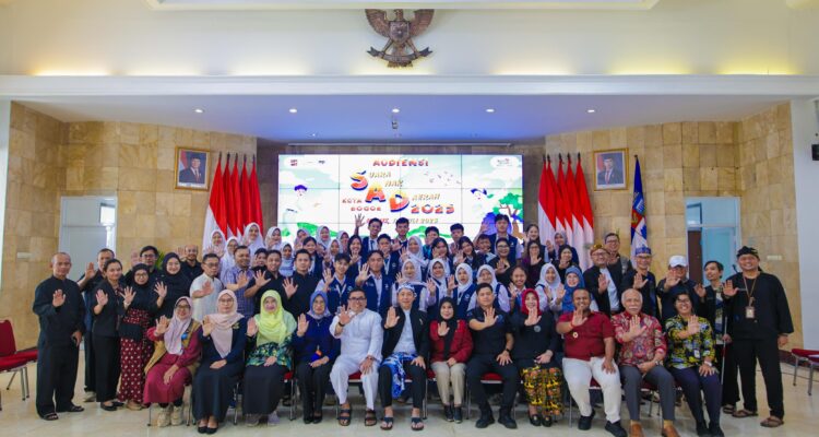 Foto bersama Wali Kota Bogor bersama anak-anak yang tergabung dalam Fonator, Foto/Diskominfo Kota Bogor