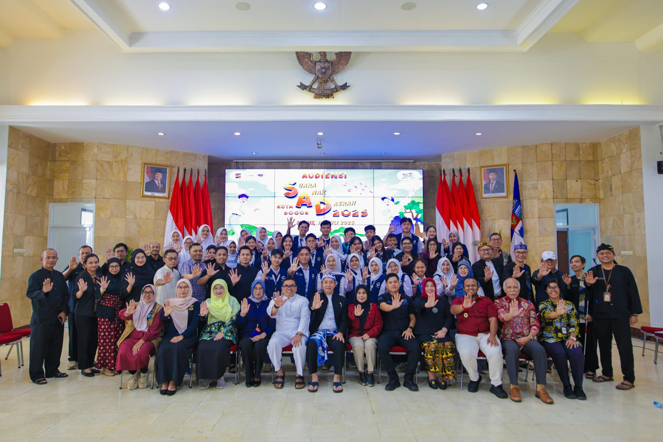 Foto bersama Wali Kota Bogor bersama anak-anak yang tergabung dalam Fonator, Foto/Diskominfo Kota Bogor Foto bersama Wali Kota Bogor bersama anak-anak yang tergabung dalam Fonator, Foto/Diskominfo Kota Bogor