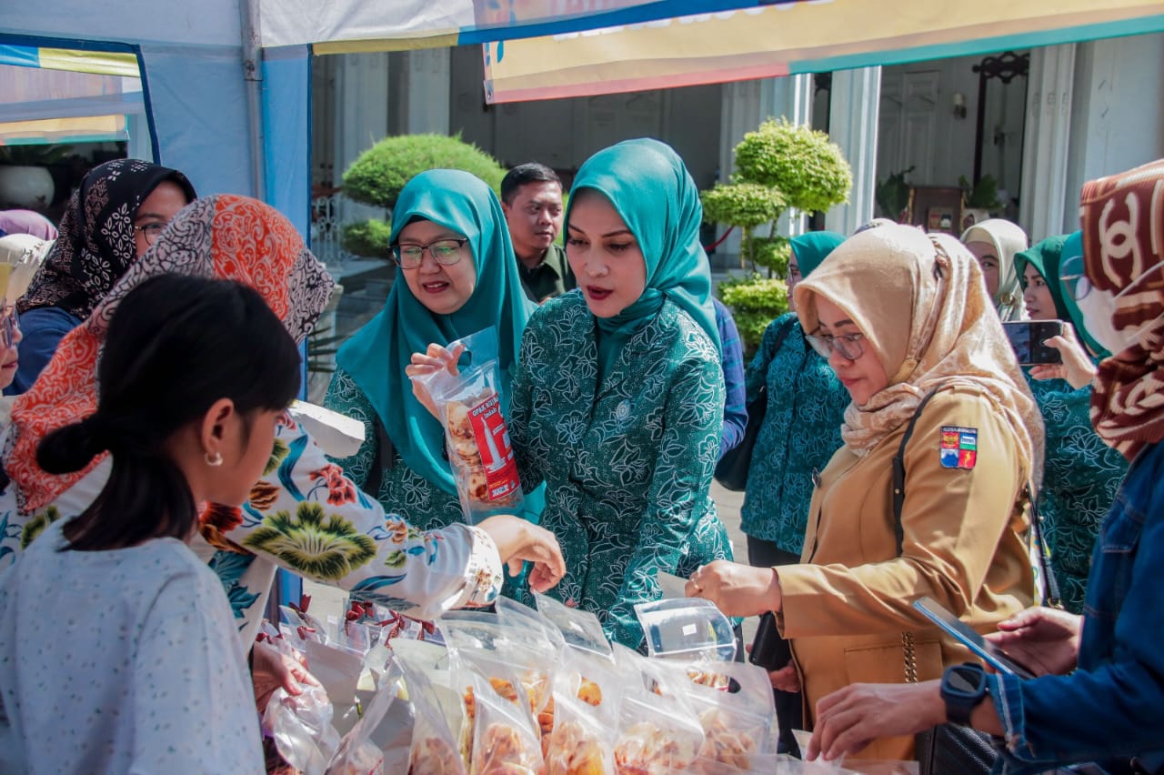 Ketua TP PKK Kota Bogor yang juga istri dari Wali Kota Bogor, Yanti Rachim saat berbelanja di sebuah bazzar, Foto/Diskominfo Kota Bogor