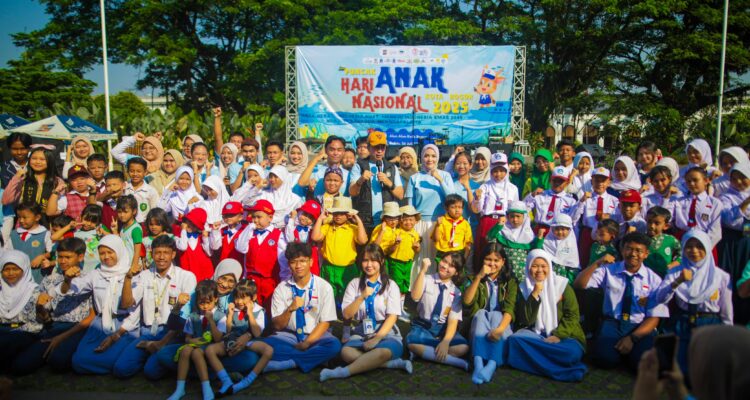 Foto bersama Wali Kota Bogor, Dedie A Rachim dan anak anak di puncak hari anak nasional 2025, Foto/Diskominfo Kota Bogor