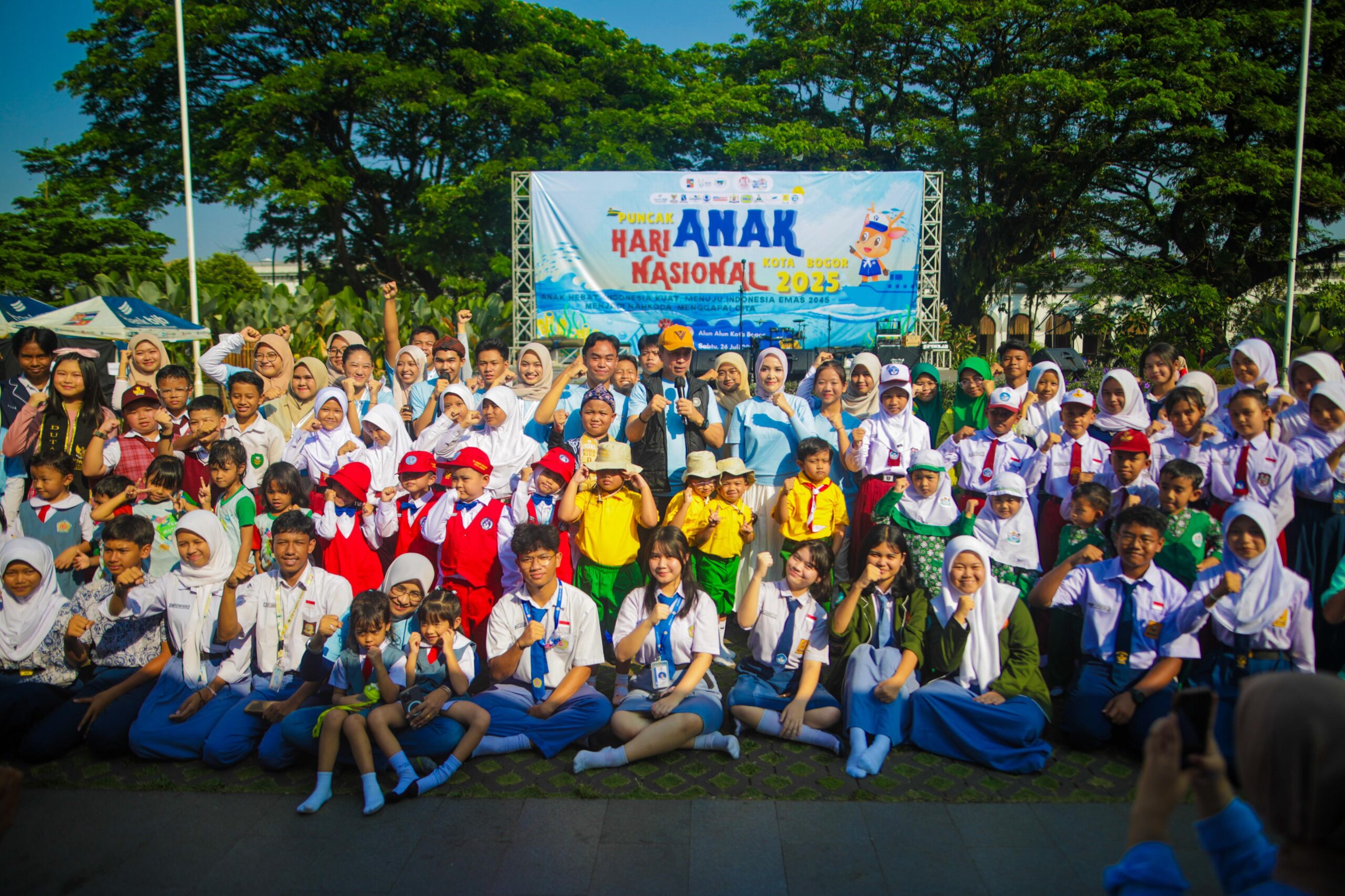 Foto bersama Wali Kota Bogor, Dedie A Rachim dan anak anak di puncak hari anak nasional 2025, Foto/Diskominfo Kota Bogor