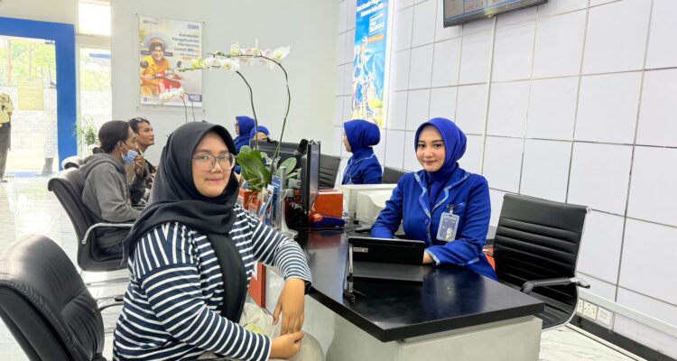 BRI Kantor Cabang (KC) Bekasi Harapan Indah (HI), saat melayani nasabah, foto/Istimewa