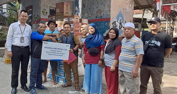 BRI Dewi Sartika Bogor saat memberikan bantuan becana ke wilayah Cisarua, Bogor, Foto/Istimewa