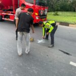 Satlantas Polres Bogor saat mengevakuasi kecelaaan lalu lintas di Cileungsi Bogor, Foto/Istimewa