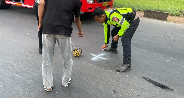 Satlantas Polres Bogor saat mengevakuasi kecelaaan lalu lintas di Cileungsi Bogor, Foto/Istimewa