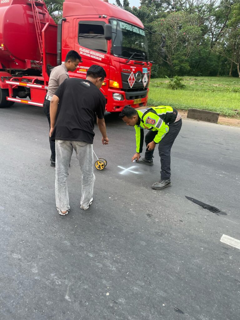 Satlantas Polres Bogor saat mengevakuasi kecelaaan lalu lintas di Cileungsi Bogor, Foto/Istimewa