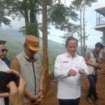 Menteri Lingkungan Hidup saat meninjau lokasi longsor di Villa kawasan Puncak Bogor, Foto/Adi Wirman