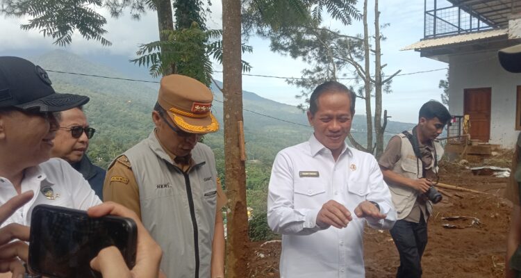 Menteri Lingkungan Hidup saat meninjau lokasi longsor di Villa kawasan Puncak Bogor, Foto/Adi Wirman