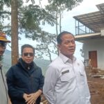 Menteri Lingkungan Hidup sekaligus Kepala Badan Pengendalian Lingkungan Hidup Republik Indonesia, Hanif Faisol Nurofiq saat meninjau lokasi longsor di villa kawasan Desa Tugu Utara, Kecamatan Cisarua, Kabupaten Bogor