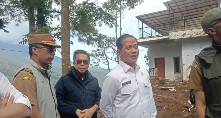 Menteri Lingkungan Hidup sekaligus Kepala Badan Pengendalian Lingkungan Hidup Republik Indonesia, Hanif Faisol Nurofiq saat meninjau lokasi longsor di villa kawasan Desa Tugu Utara, Kecamatan Cisarua, Kabupaten Bogor
