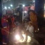 Evakuasi damkar kota bogor terhadap warga terjepit rel kereta api di Paledang Bogor, Foto/Adi Wirman