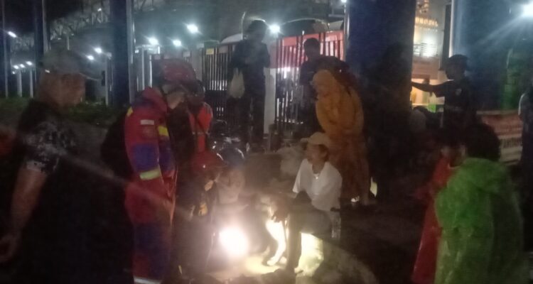 Evakuasi damkar kota bogor terhadap warga terjepit rel kereta api di Paledang Bogor, Foto/Adi Wirman