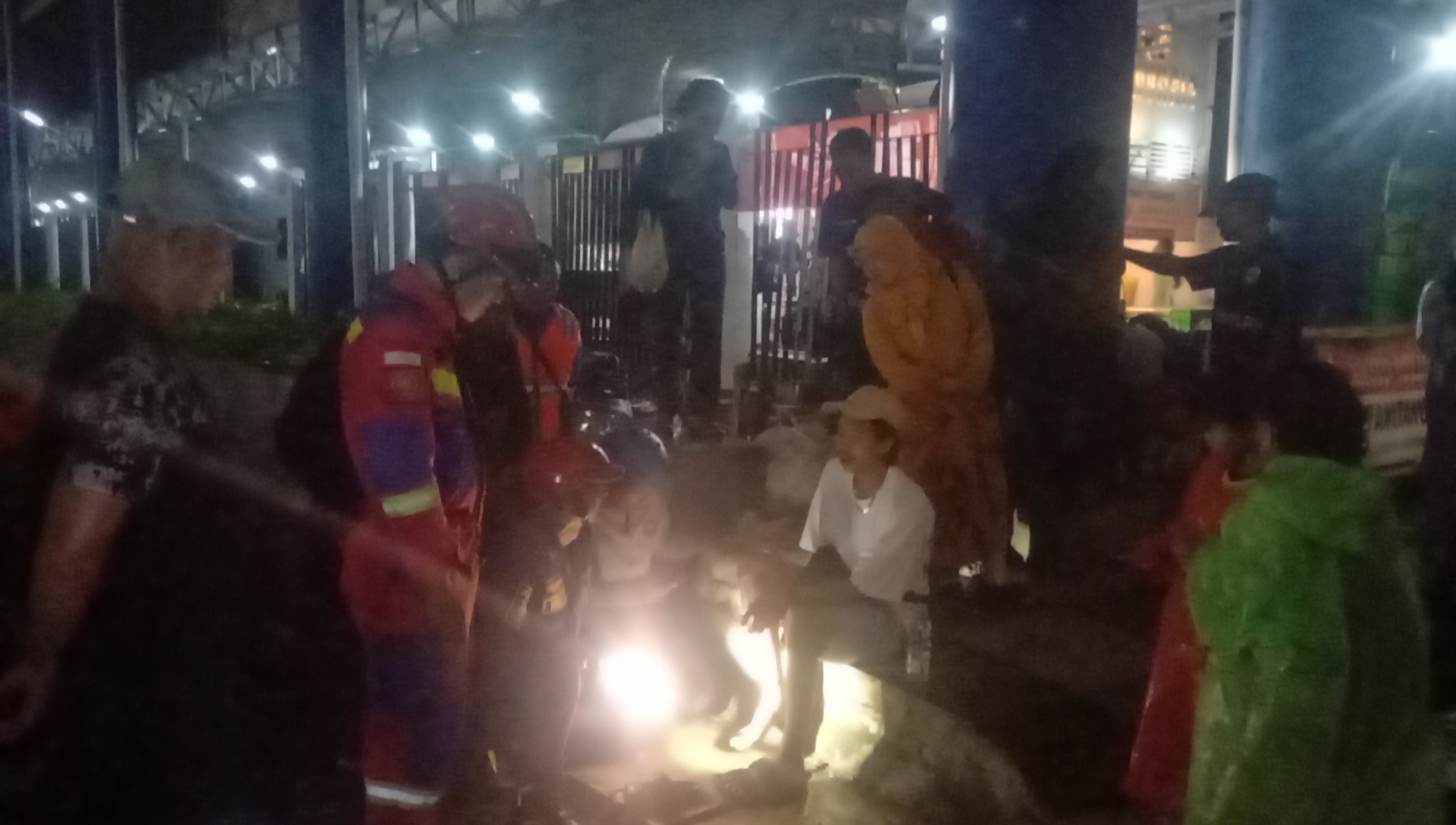 Evakuasi damkar kota bogor terhadap warga terjepit rel kereta api di Paledang Bogor, Foto/Adi Wirman Evakuasi damkar kota bogor terhadap warga terjepit rel kereta api di Paledang Bogor, Foto/Adi Wirman
