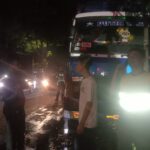 Kondisi truk fuso yang alami rem blong dan tabrak pohon hingga terbalik di Jalan Pemuda Kota Bogor, Foto/Adi Wirman