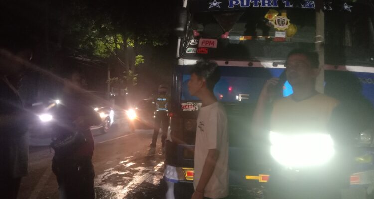 Kondisi truk fuso yang alami rem blong dan tabrak pohon hingga terbalik di Jalan Pemuda Kota Bogor, Foto/Adi Wirman
